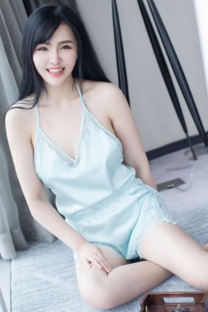 他揉捏她两乳不停呻吟
